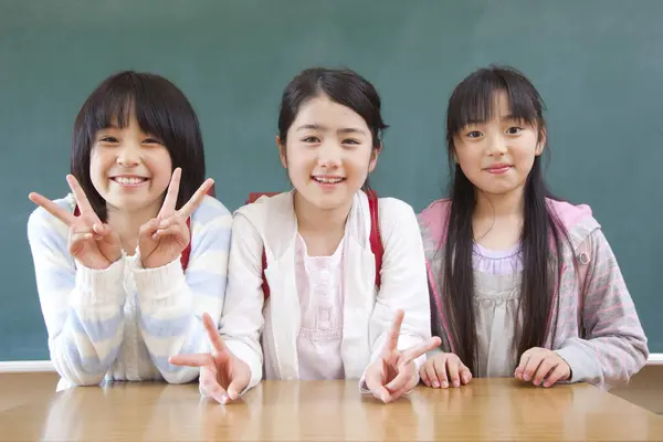 Portrét Roztomilých Japonských Školaček Třídě — Stock fotografie