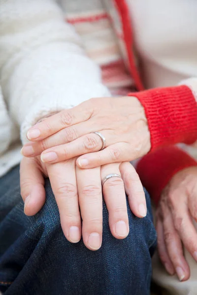 Oudere Echtpaar Houdt Elkaars Hand Bij Elkaar — Stockfoto
