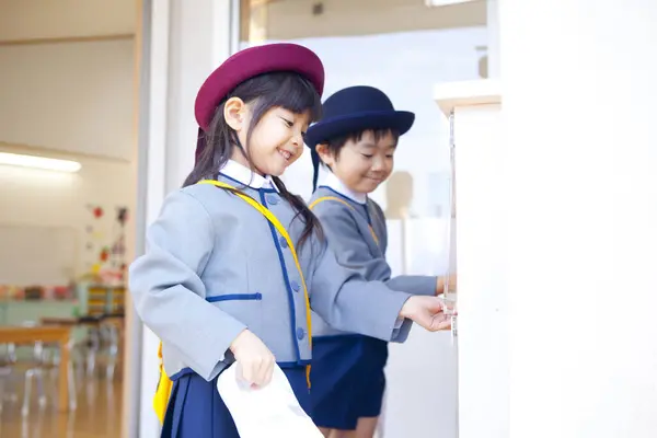 Dos Lindos Niños Japoneses Escuela Primaria — Foto de Stock