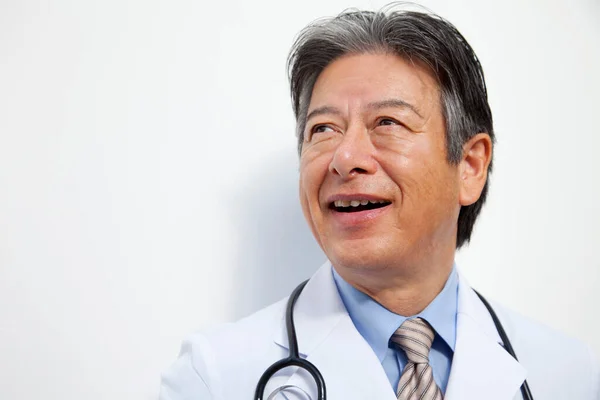 Porträt Eines Lächelnden Oberarztes — Stockfoto