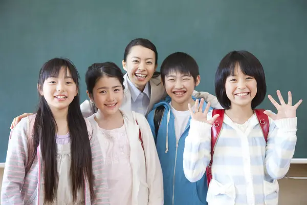 Csoport Boldog Ázsiai Iskolások Osztályteremben — Stock Fotó