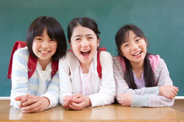 Porträtt Söta Japanska Skolflickor Klassrummet — Stockfoto
