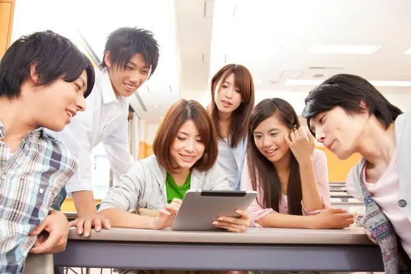 Junge Asiatische Groupmates Posieren Klassenzimmer — Stockfoto