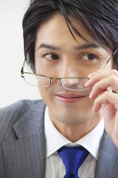 Junger Asiatischer Geschäftsmann Anzug Der Seine Brille Berührt — Stockfoto
