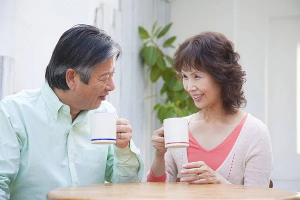 Asyalı Olgun Bir Çift Çay Içiyor Telifsiz Stok Imajlar