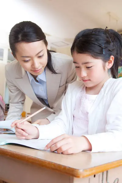 Asyalı Liseli Kız Sınıfta Öğretmenle Çalışıyor Stok Resim
