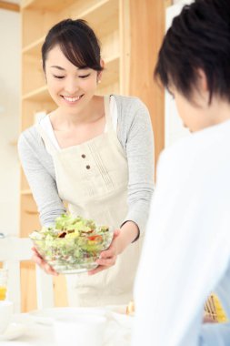 Genç bayan salata hazırlıyor.