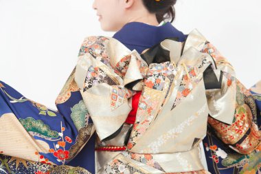 Geleneksel kimono giyen gülümseyen Japon kadının portresi.