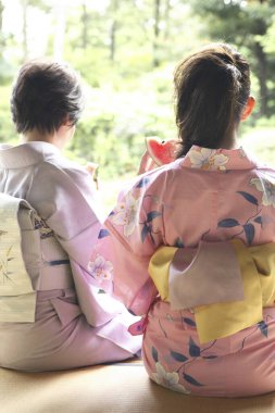Japon kadınlar kimono giyip karpuz yiyorlar.