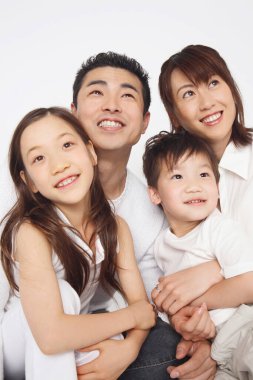 Beyaz arka planda mutlu Asyalı aile