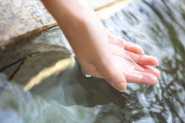 El, temiz su yüzeyine hafifçe dokunuyor