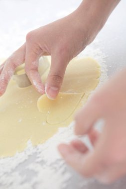 Bıçakla hamuru kesen kişi 