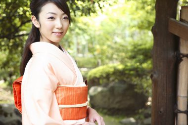 Kimonolu güzel Asyalı kadının portresini yakından çek.