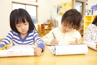 Sınıftaki çocukların resim çizimleri.