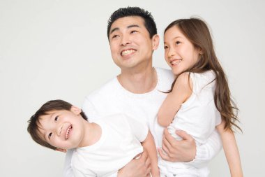 Japon babanın portresi ve çocuklar birlikte poz veriyor.