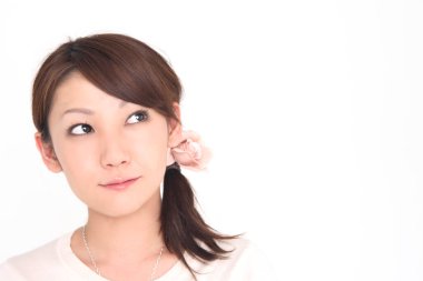 Beyaz arka planda poz veren genç Asyalı kadın