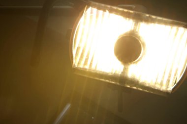 Parlak far ışığı görünür metal çerçeveli karanlığı aydınlatıyor.