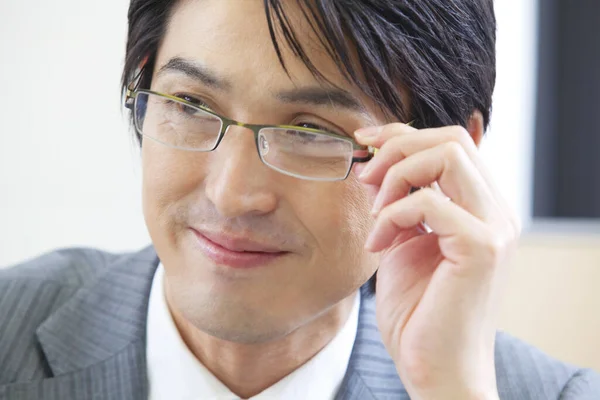 Joven Asiático Hombre Negocios Traje Tocando Sus Gafas —  Fotos de Stock