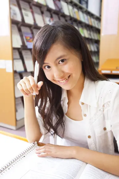 Zblízka Portrét Mladé Asijské Ženy Student Studium Knihovně — Stock fotografie