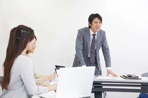 Японские Бизнесмены Работают Вместе Офисе Концепция Деловых Встреч — стоковое фото