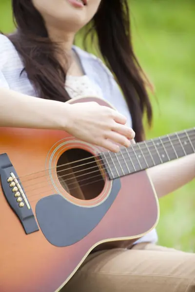 Jovem Mulher Tocando Guitarra — Fotografia de Stock
