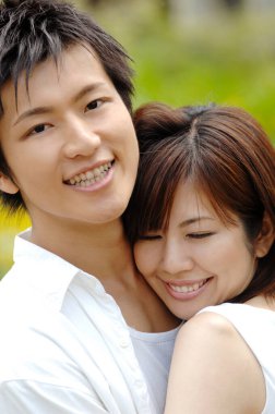 Parkta birbirine aşık Asyalı bir çiftin portresi 