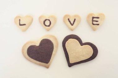 Yeni pişmiş nefis kalp şeklinde kurabiyeler. Sevgililer Günü konsepti 
