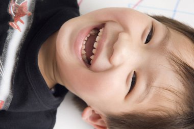 Tatlı küçük çocuk yatakta yatıyor.