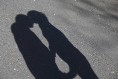 Gündüz yolda çiftlerin gölgesi 