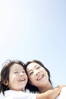 anne ve oğul mavi gökyüzüne karşı 