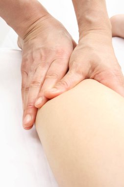 Kadın masaj seansı yapıyor.