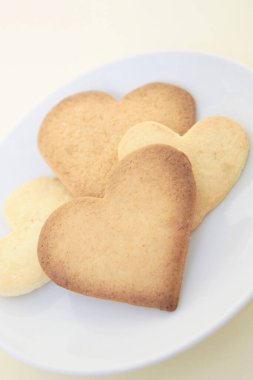 Kalp şeklindeki kurabiyeleri kapat