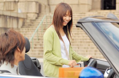 Genç Asyalı Cpuple arabada birlikte.