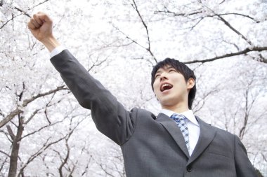 Parkta yumruklaşan adam.