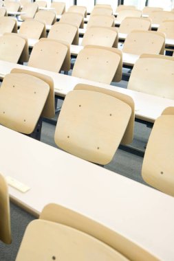 Konferans salonunda boş beyaz sandalyeler. Beyaz koltuklu konferans odası.       