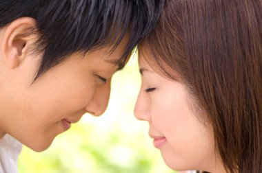 Genç Asyalı çift açık havada aşık. 