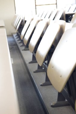 Konferans salonunda boş beyaz sandalyeler. Beyaz koltuklu konferans odası.       