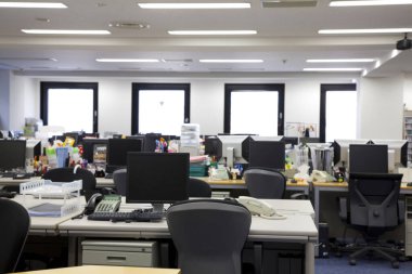 Bir sürü masası olan modern açık ofis. 