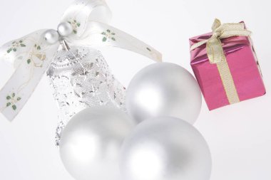 Parlak Noel çanının ve şenlikli dekorasyonların yakın çekim görüntüsü           