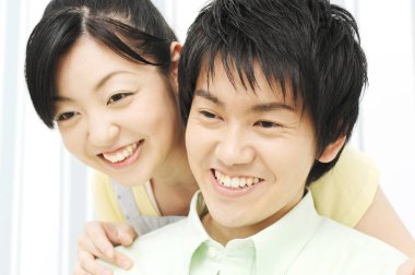 Genç çift gülümseyen portresi