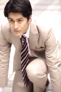 Takım elbiseli genç Asyalı işadamı portreyi yakından çek