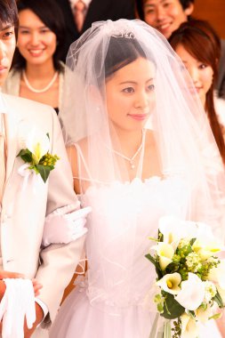 Gelin ve damat kilisede. 