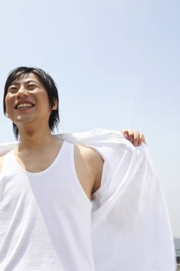 Omuzlarının üzerinde beyaz gömlekli bir adam