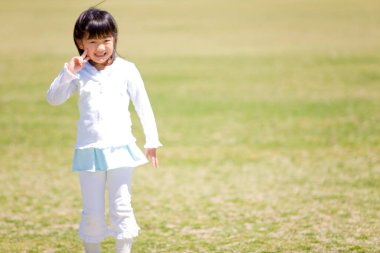 Parktaki Asyalı küçük kız. 