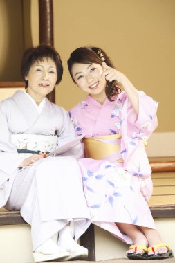 Kimono giymiş genç ve olgun güzel Japon kadınlarının portresi.