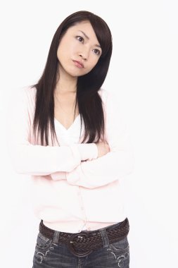 Kolları çapraz olan Asyalı kadın beyaz arka planda izole edilmiş..