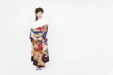 Geleneksel kostümlü, beyaz tenli güzel Japon kadın.