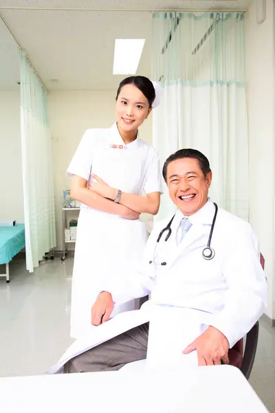 Porträtt Vacker Japansk Sjuksköterska Och Manlig Läkare Sjukhus — Stockfoto