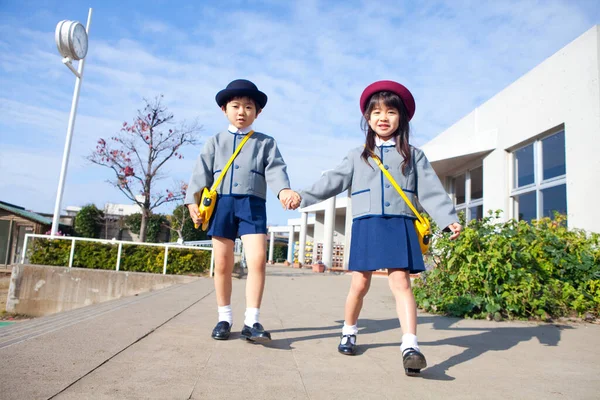 İlkokulda iki neşeli Japon çocuk.