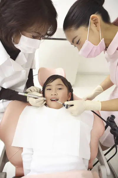 亚洲小女孩去看牙医 接受治疗 — 图库照片